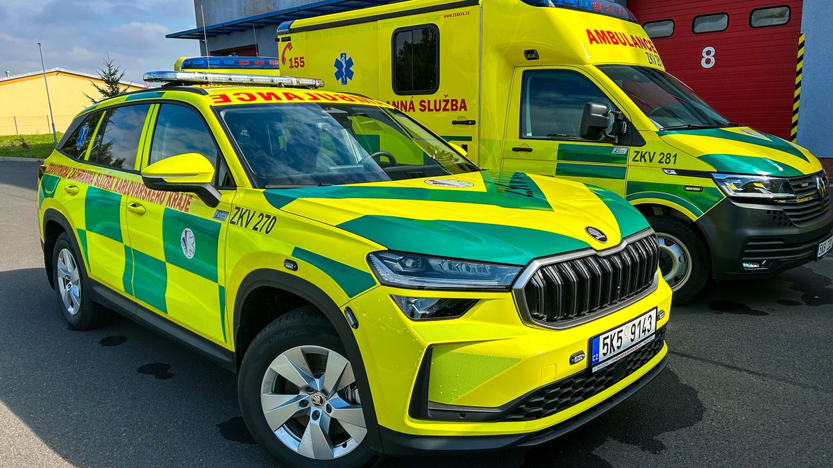 Na chodkyni v Mariánských Lázních spadl ze střechy kus ledu. Málem ji zabil